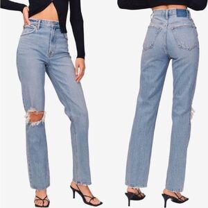 A&F The 90s Straight Ultra high rise Jean Size 8 extra Short
Ripped knee